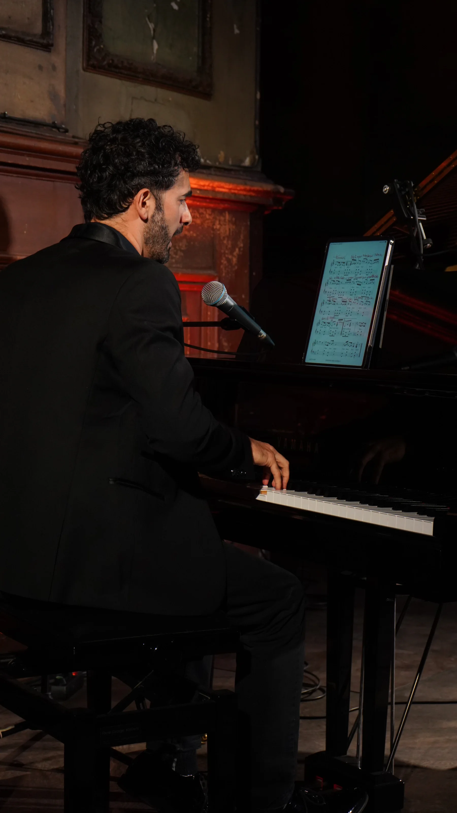 Gastón Efficace playing piano and singing